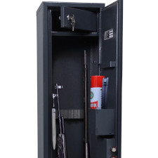 Открытый оружейный сейф с оружием внутри.